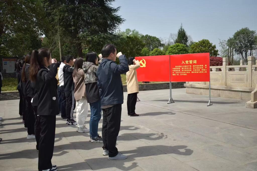 铭记革命先烈,传承革命精神——金年会jinnianhuicom党总支组织开展清明节祭扫革命烈士陵园活动